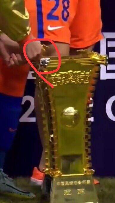 开云下载-泰山夺冠掰坏奖杯 众将发文庆祝孙兴慜也来点赞